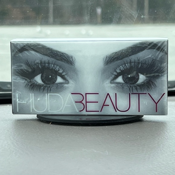 Huda Beauty Lashes - Picture 2 of 7